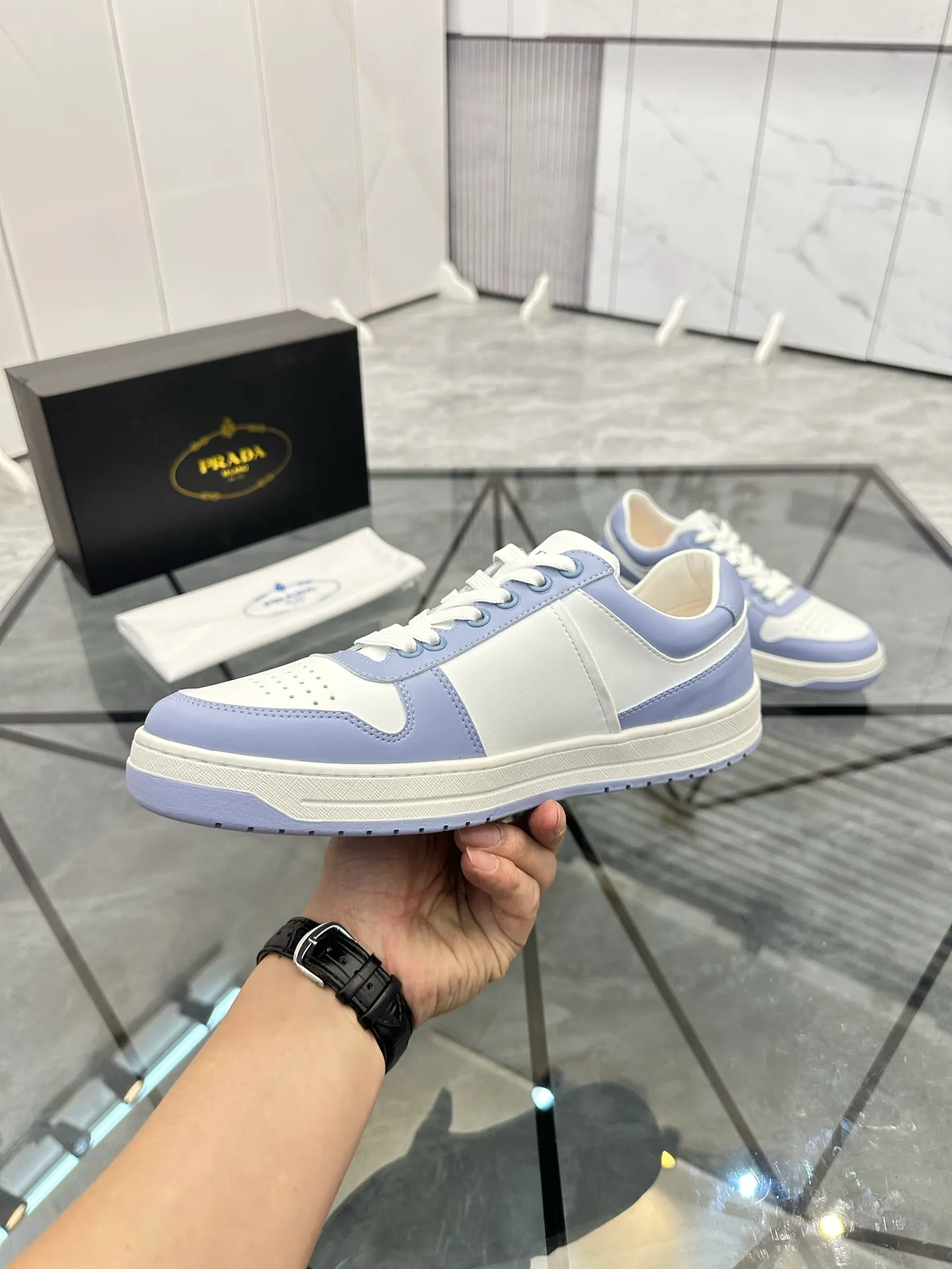 Men's shoes: 💰P400¥ Product trademark: Prada *"Prada*" low-top casual shoes Regular size: 38-44 (can be customized to 45) Product materials: imported cowhide upper, sheepskin lining, original outsole. Number: 020
